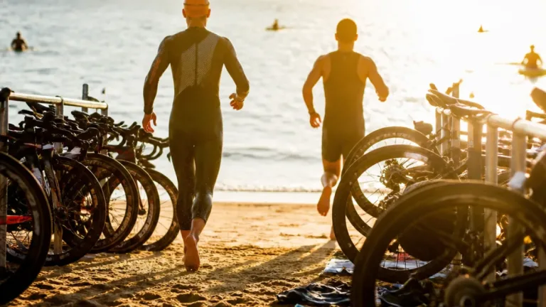 Natalie Van Coevorden y Jelle Geens ganan el IRONMAN 70.3 Port Macquarie